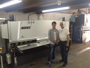Cyprus Pelanggan Lawati Press Brake Machine And Shearing Machine di Kilang kami